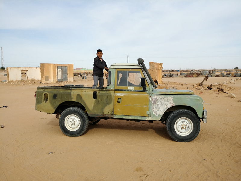Illustration for article titled In War Torn Western Sahara, These Old Cars Are The King And Queen